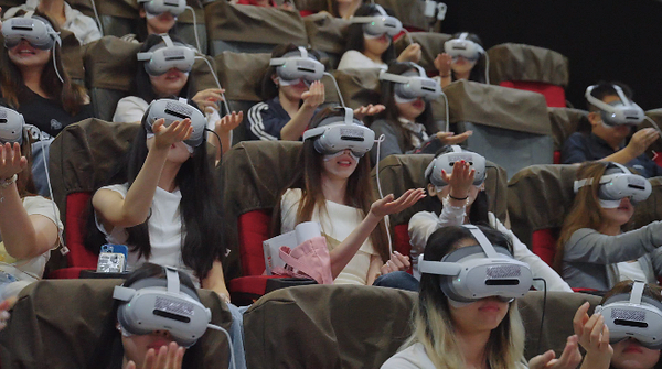 黄明昊首部VR音乐电影落地:斑偶研究所/Zebra Labs如何用“AI+VR”打开明星内容与粉丝经济新想象? 黄明昊首部VR音乐电影落地:斑偶研究所/Zebra Labs如何用“AI+VR”打开明星内容与粉丝经济新想象?