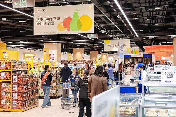 沃尔玛新一代门店全国首家新店亮相成都，开业首日客流火爆
