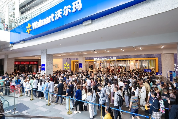 沃尔玛新一代门店全国首家新店亮相成都，开业首日客流火爆