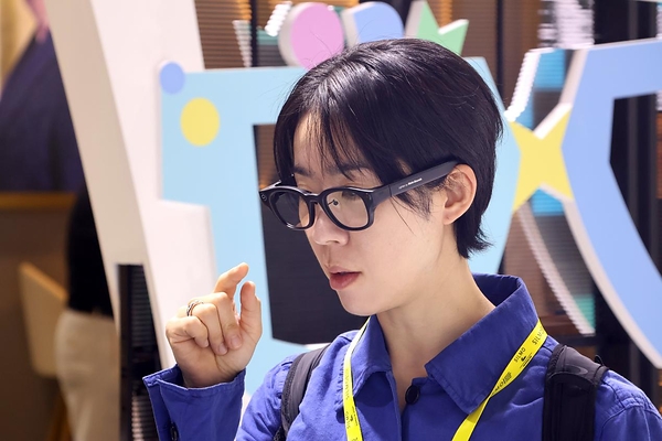 亮相SILMO Paris 2026|莫界以核心光学创新,演绎有显AI眼镜的时尚与全能 亮相SILMO Paris 2026|莫界以核心光学创新,演绎有显AI眼镜的时尚与全能